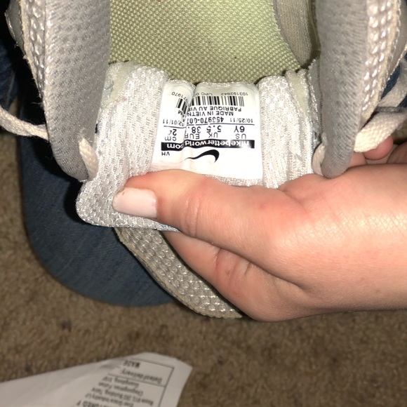 NIKE WOMENS TENNIS SHOES - Picture 4 of 4